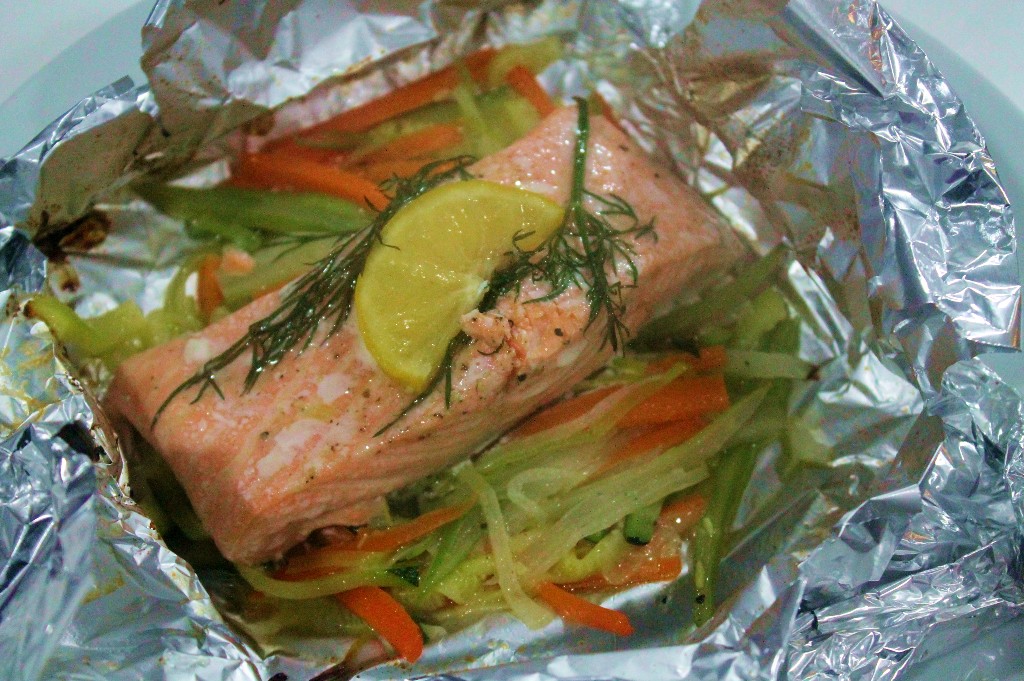 Papillote de salmón con verduras en juliana al eneldo